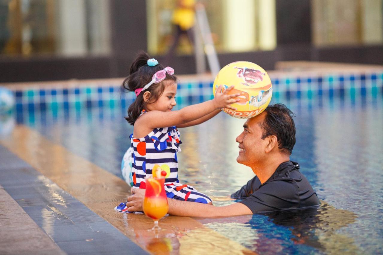Holiday Inn Dhaka City Centre By Ihg Exterior photo
